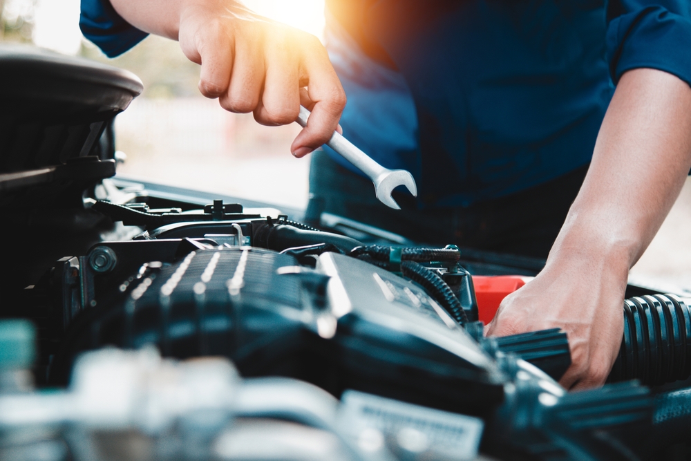 Mechanic,Open,Vehicle,Hood,Checking,Up,Auto,Mobile,,Fixing,A